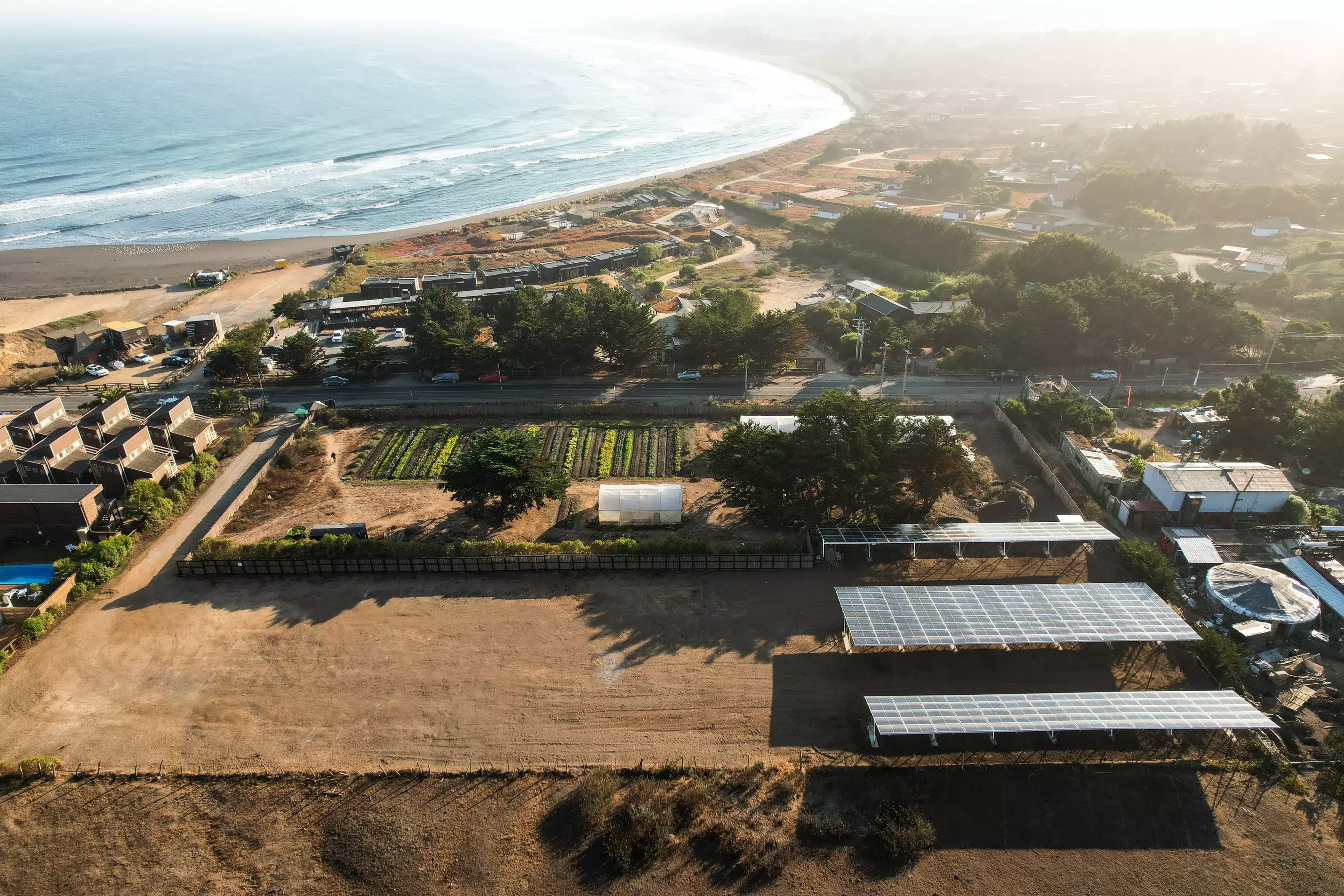 Planta solar de Rising Sun junto al mar en la costa de Punta de Lobos