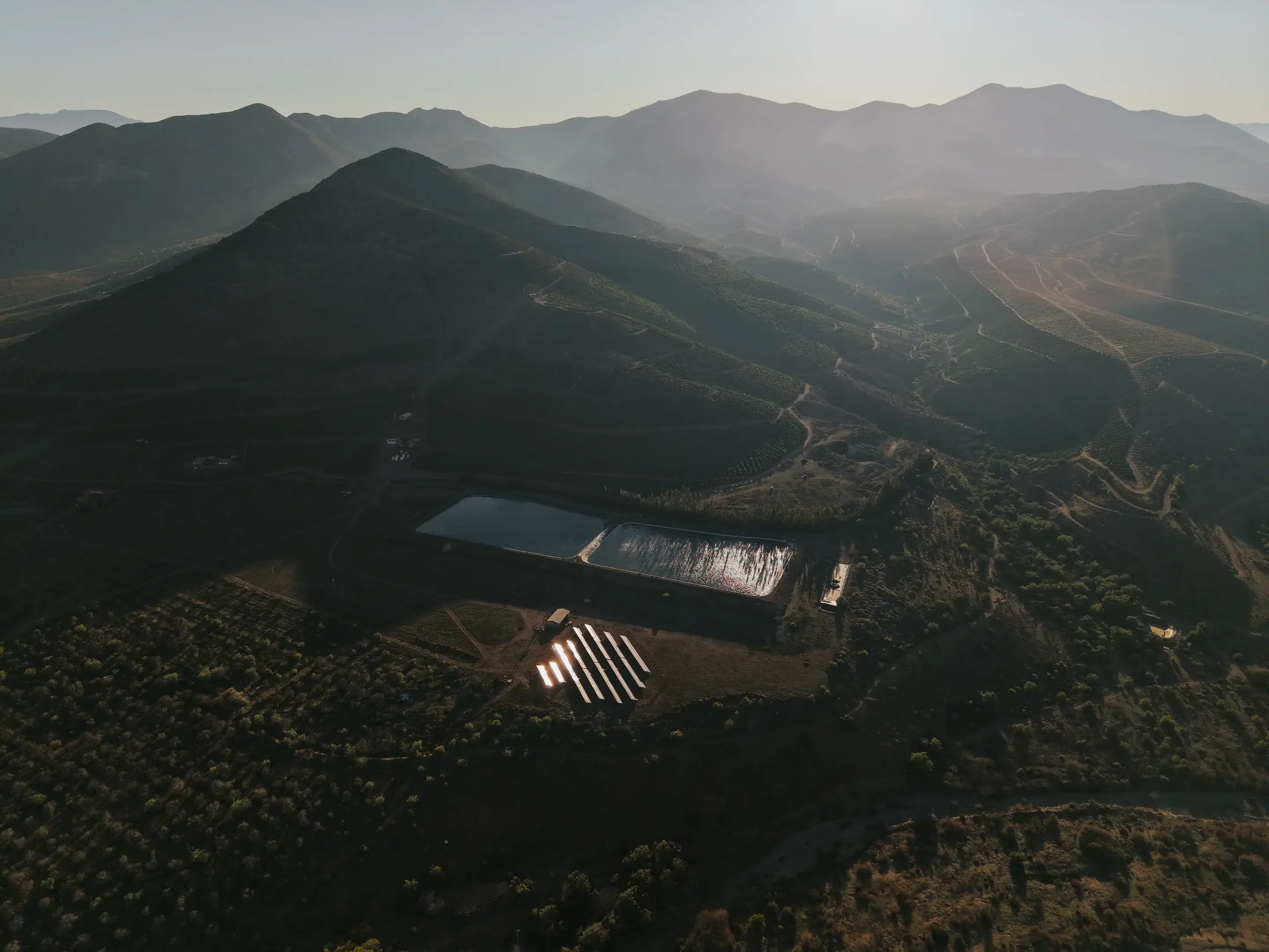 Planta solar de Rising Sun en un valle agrícola rodeado de cerros